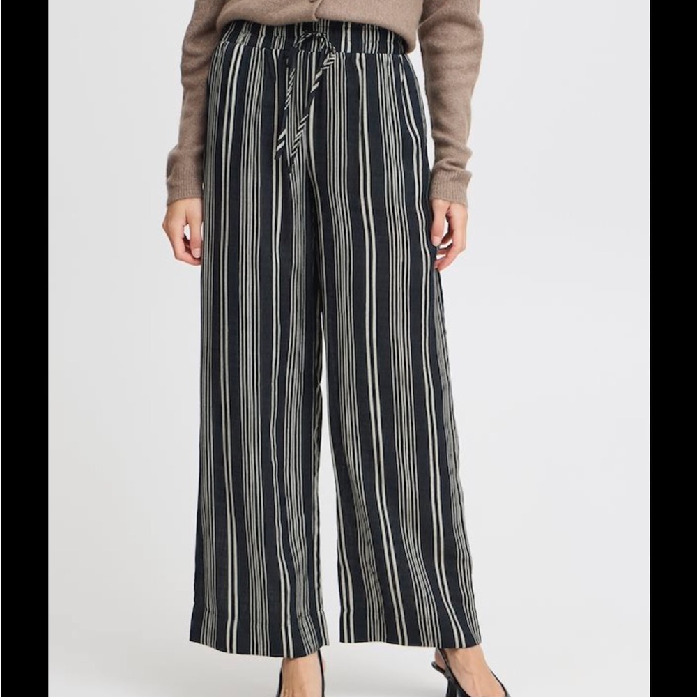 Stripped dressy pants black and white size medium/large wide leg pants comfy